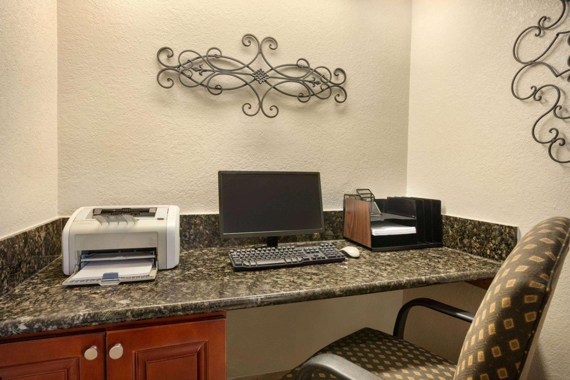 Baymont By Wyndham Kansas City Ku Medical Center Esterno foto
